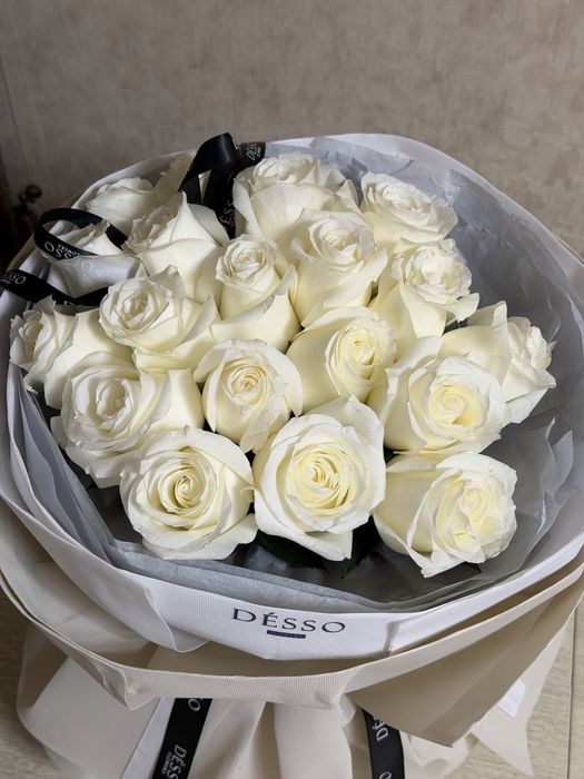 Шикарный букет белых роз