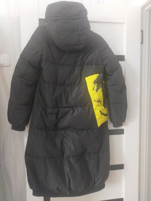 Длинная зимняя куртка.