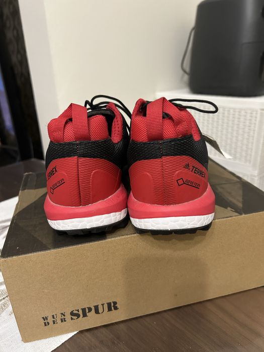 Новые кроссовки ADiDAS  41 размер