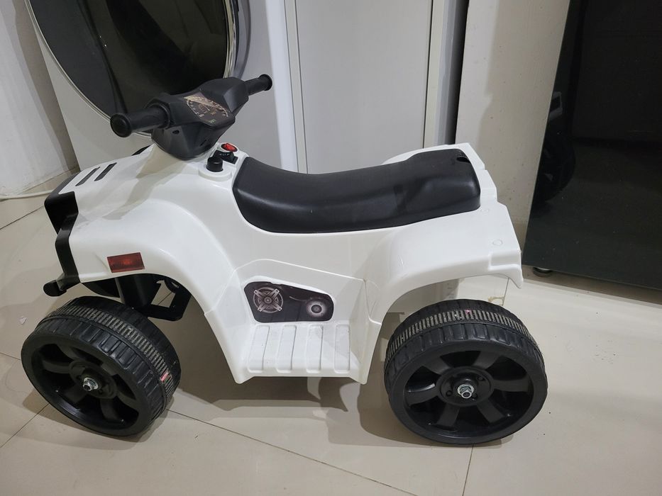 Masinuta electrica copilași 2-3 ani. Impecabila, perfect functionala