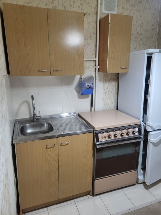 Б/у диван, стенка, тумбочка, трюмо, палас