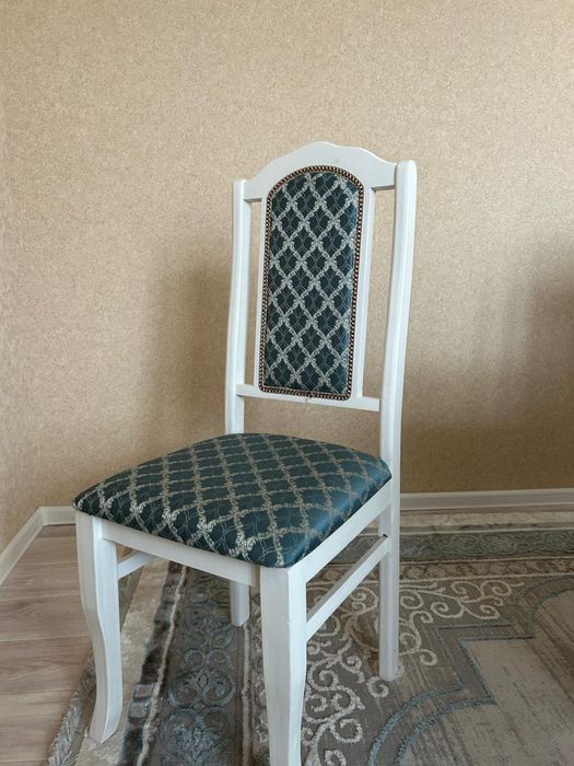 Продаю стол со стульями