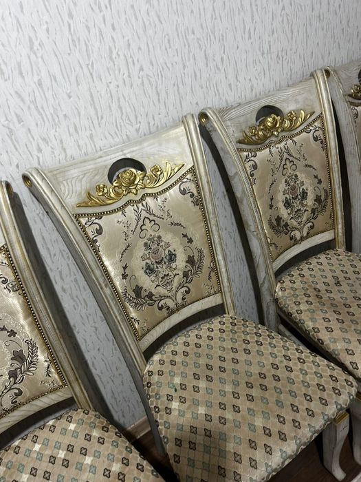 8 стульев и стол из дерева