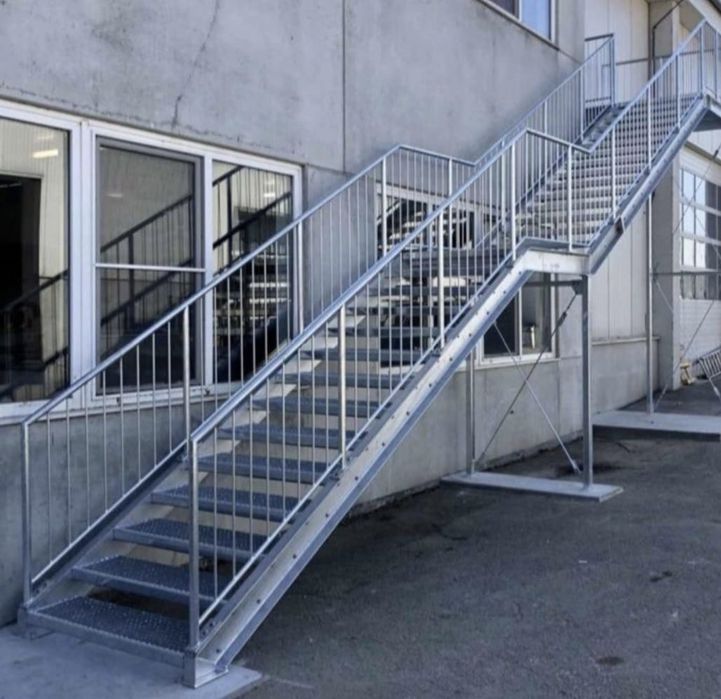 Scări metalice zincate