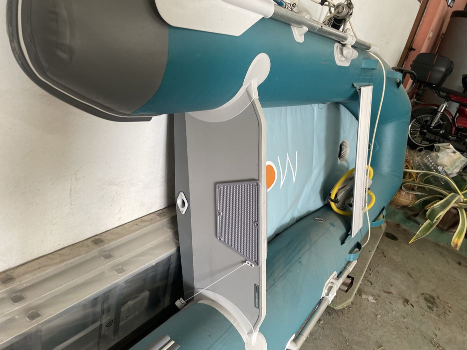 Продавам лодка гумена малка за двама човека с гребла