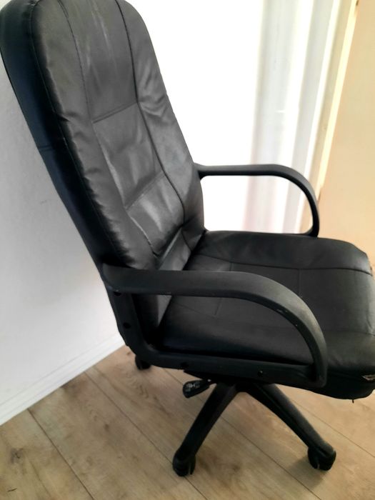 Scaun de birou funcțional – uzură estetică
