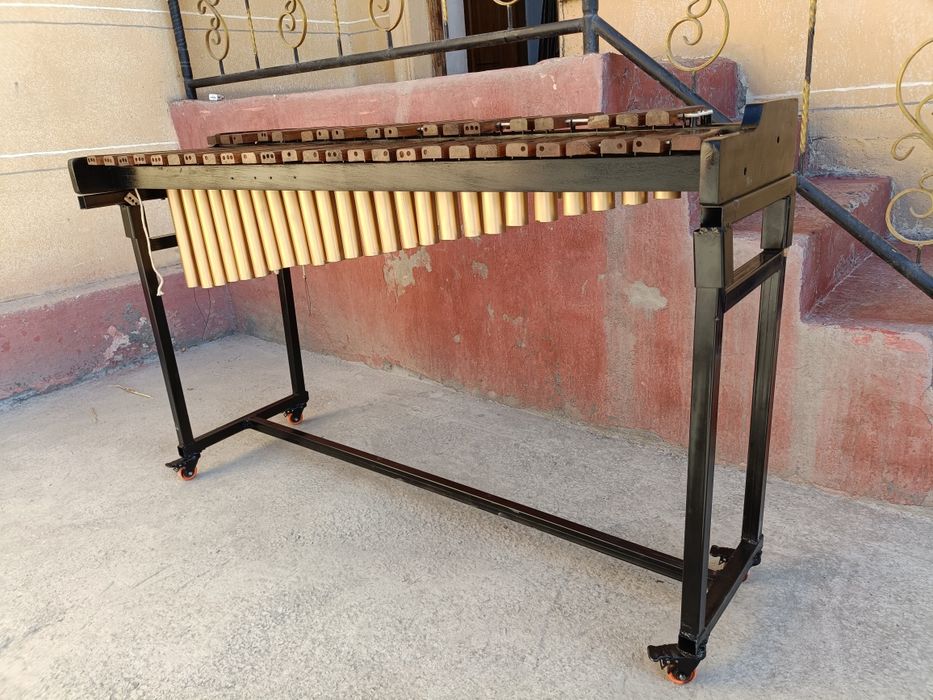 3,5 oktavali kselofon sotiladi. Notalari soz, holati yangi.