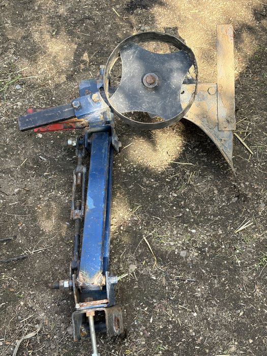 Vând Tractor cu plug si freză
