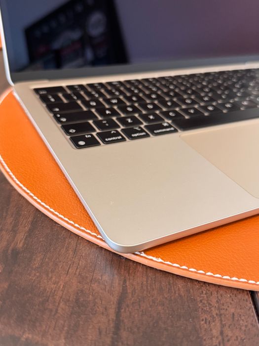Macbook Air M2 - 13" - 256GB - 8GB RAM - Starlight - Stare foarte bună