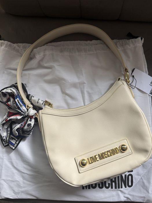 Чисто нова дамска чанта Love Moschino JC4222PP08KD екрю, оригинална.