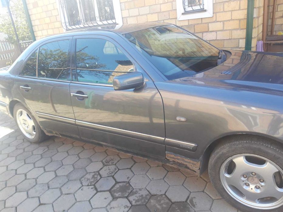 Мерседес Е 210 .