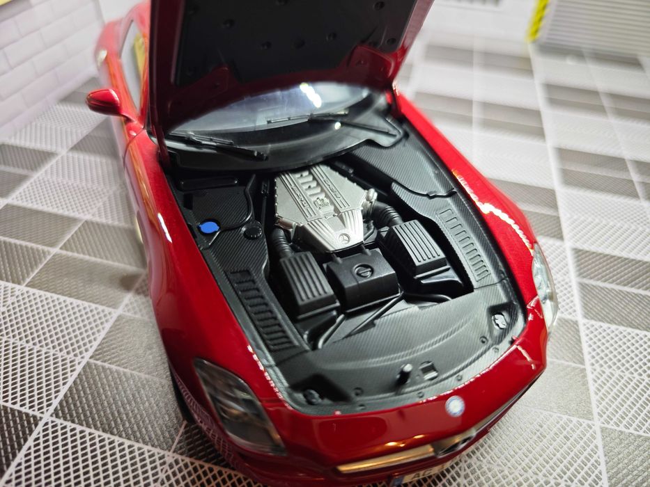 Mercedes-Benz SLS AMG ,цвят Le Mans Red 1/18 Minichamps