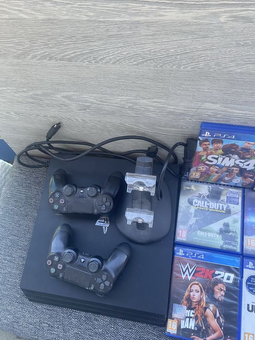 PS4 с два джоистика и зарядно с 16 игри трябва да се исчисти