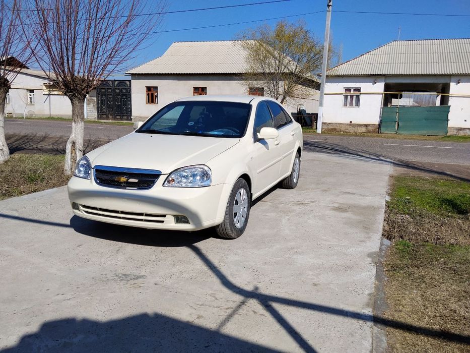 Lasetti 1.8 sotiladi