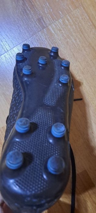 Adidasi de fotbal cu crampoane