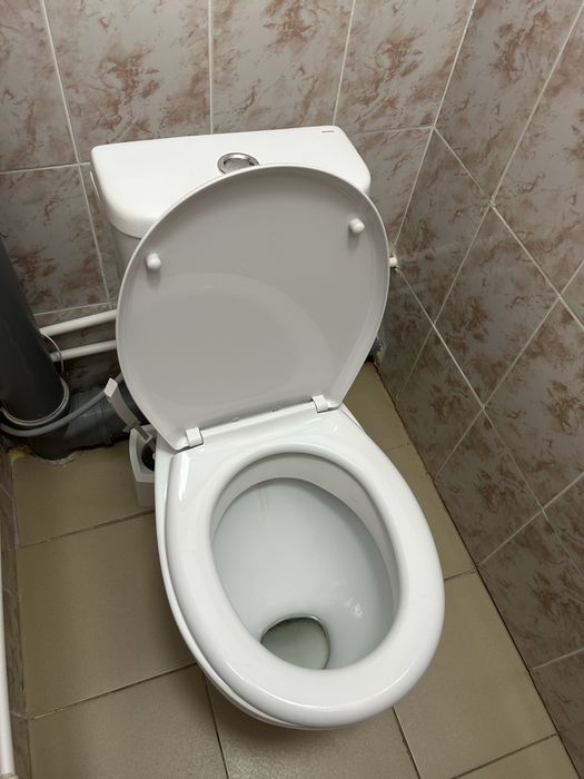 Продам белый унитаз