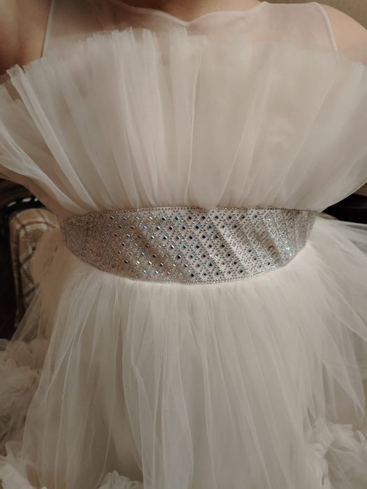 Нарядное платье со шлейфом 140-150см