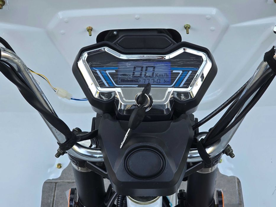 Triciclu cargo cu semicabina KUBA GL35000 LA PRET REDUS