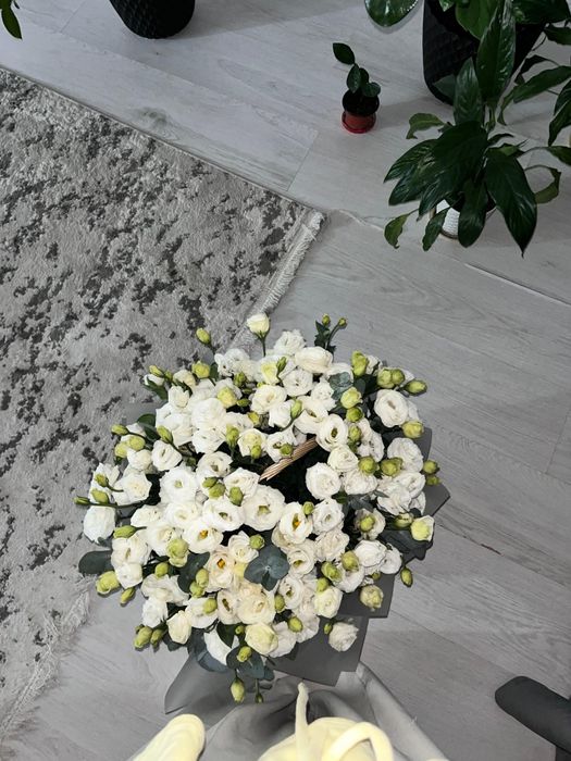 Цветы в корзине.