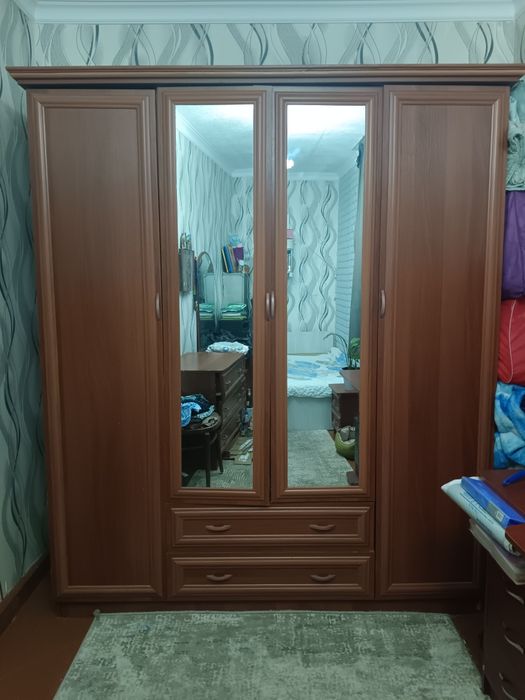 Шифоньер, трюмо, комод, тумбочки и компьютерный стол