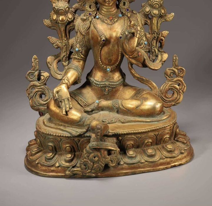 Statuie Tara din bronz aurit tibetan/nepalez, cu incrustații, patinată