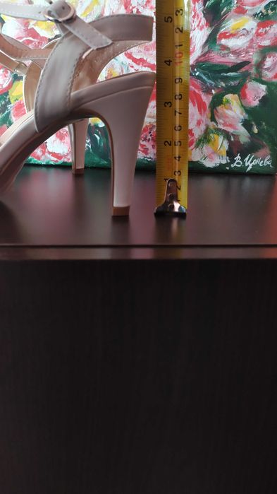 Нови обувки в екрю