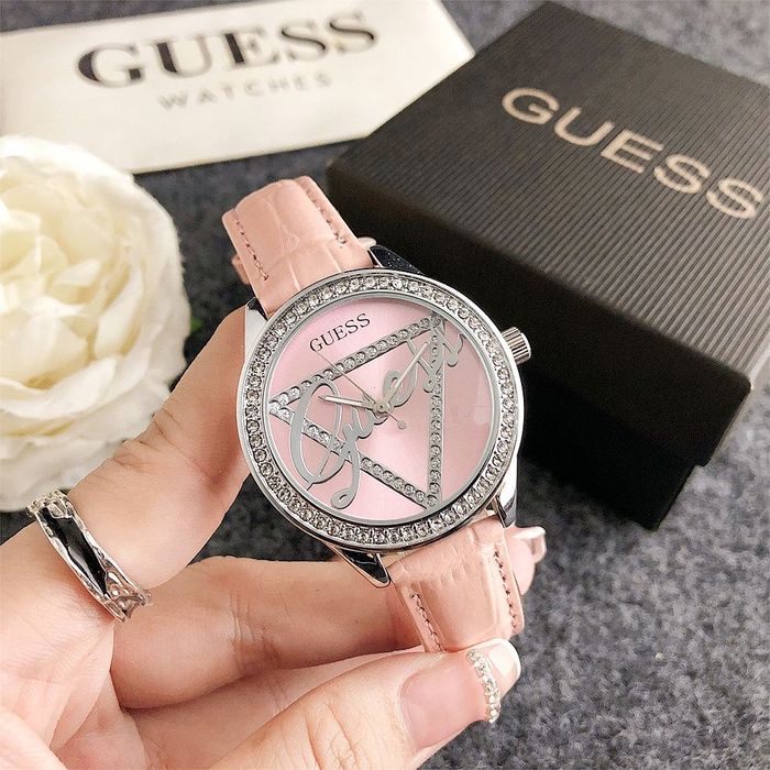 Дамски ръчен часовник Guess с кожена верижка