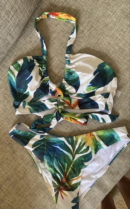 Нов бански две части