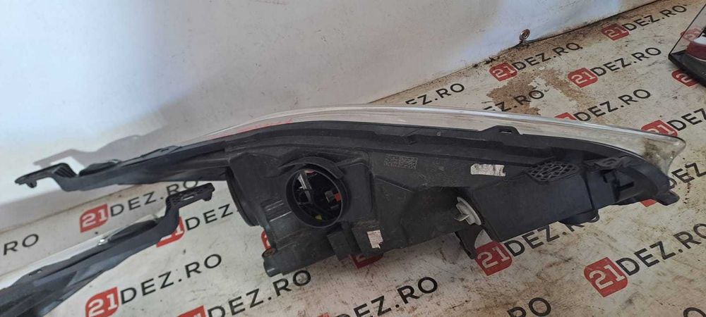 Faruri / Far stanga , Far dreapta Ford Fiesta Facelift 2013 - 2017