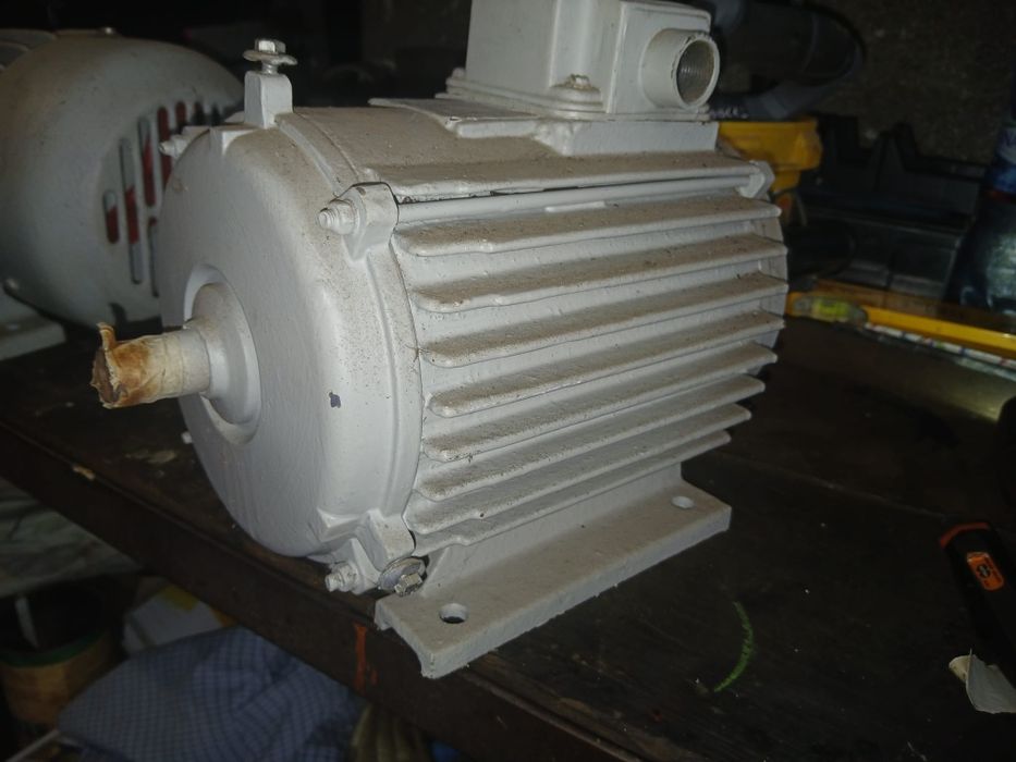 Vind 3 motoare electrice