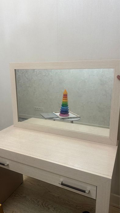 Продам дамский столик