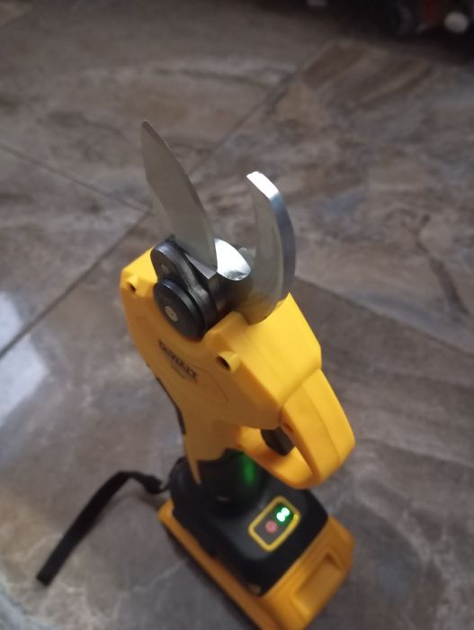 Foarfeca de grădinărit dewalt cu baterie de 6a