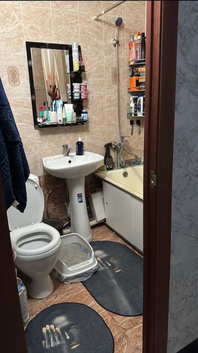 Продам квартиру 11 мрк 101 серия