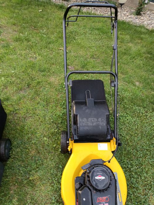 Mașină tuns iarba cu autotracțiune