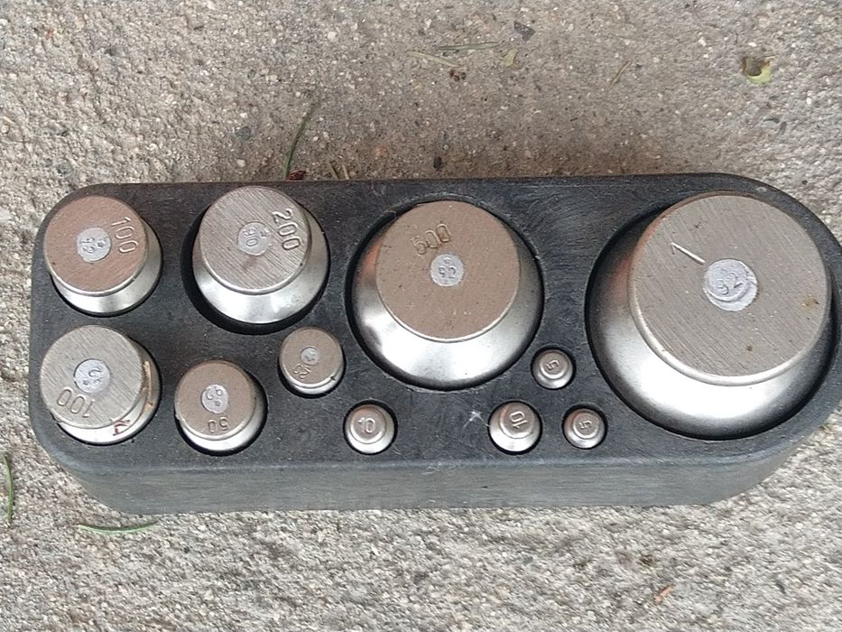 Продавам много стар Български кантар от соца 1992 година чисто нов