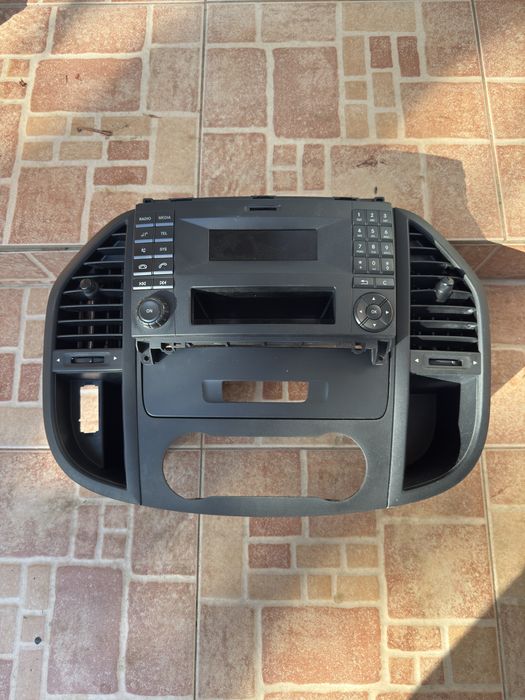 Mercedes Vito Grila ,Stopuri, consola navigatie si emblema