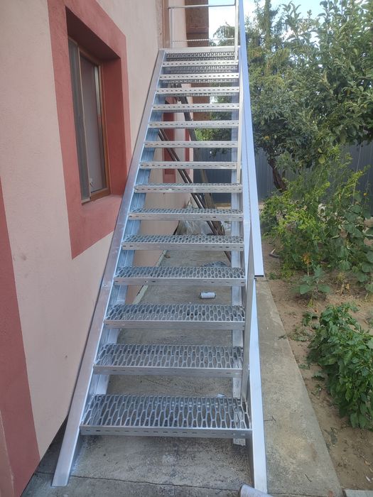 Vindem scări zincate la cerere