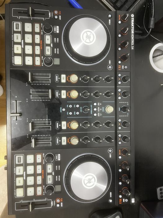 Consola Traktor Kontrol S4 MK2 + Geantă UDG