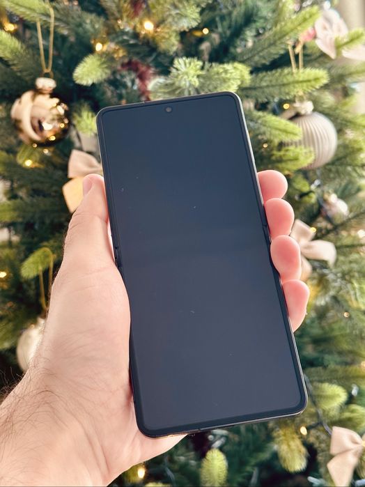 Samsung Z Flip 7 256GB - перфектен, с гаранция до 24.08.2027