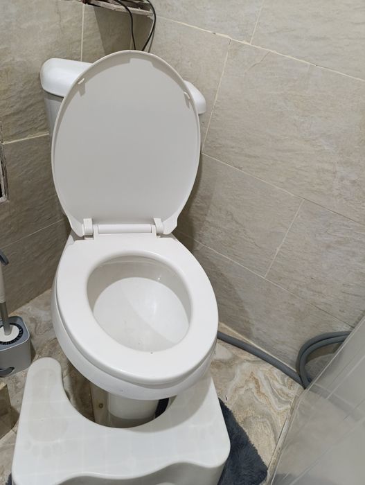 Унитаз с бочком в хорошем состоянии