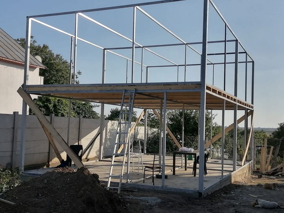 vand case pe structura metalica