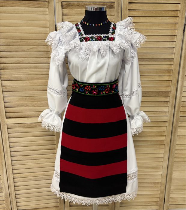 Costum popular de Maramures pentru femei cu zadii/catrinte/fote/panzat
