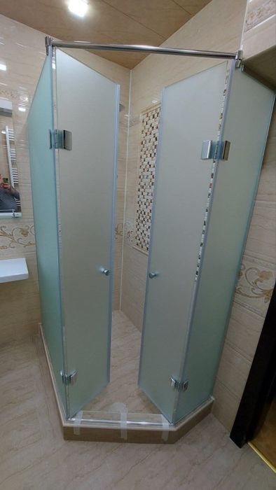 Изработка на душ кабини, паравани, остъкления за тераси и  врати