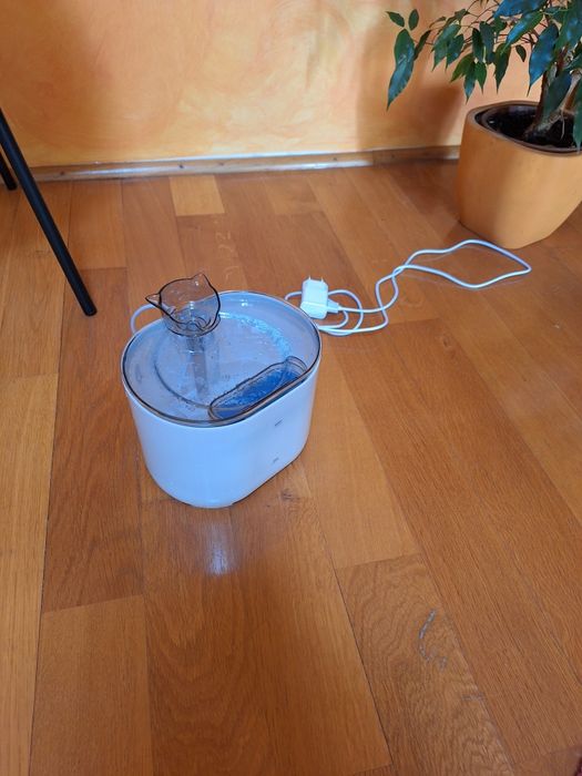 Fantina/dozator de  apa automata  pentru pisici noua