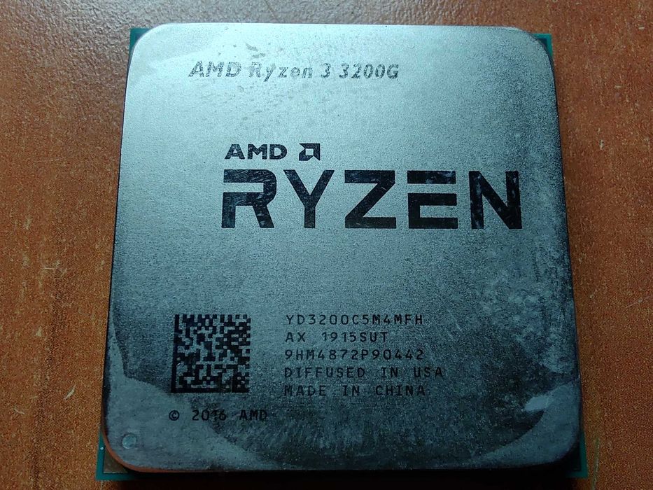 Procesor AMD Ryzen 3 3200G Tray YD3200C5M4MFH