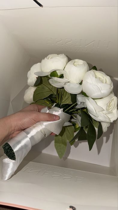 Нежный букет для невесты, белые пионы