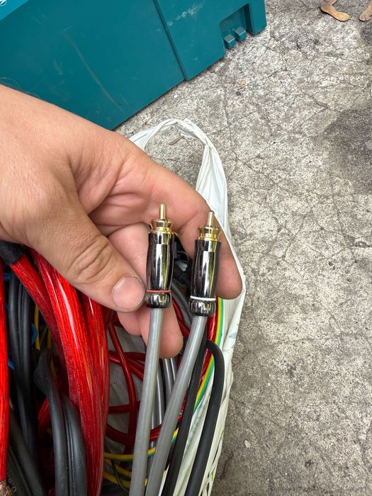 două cabluri de alimentare pentru un amplificator auto și cabluri audio