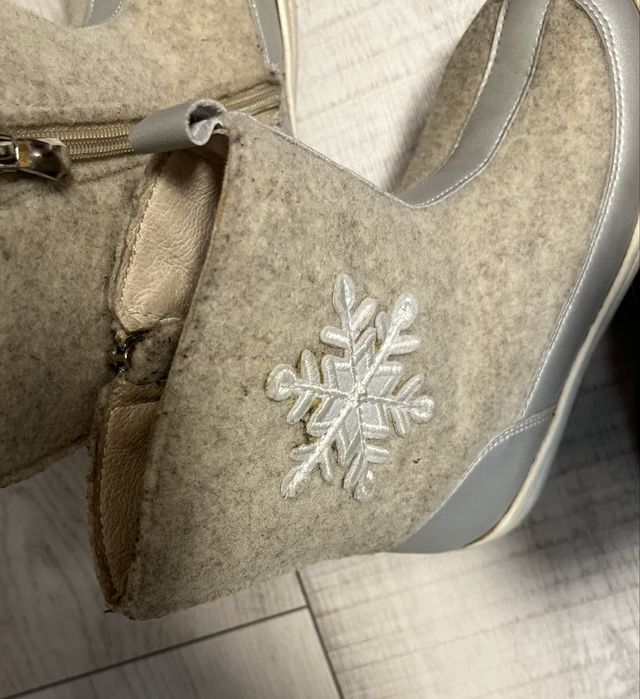 Продам валенки для девочки 2 пары