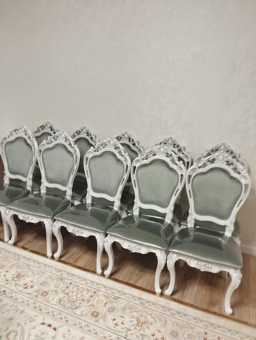 Стол и стулья Versace