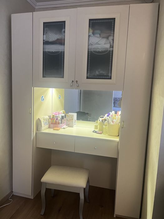 Dulap cu masă de toaletă integrată